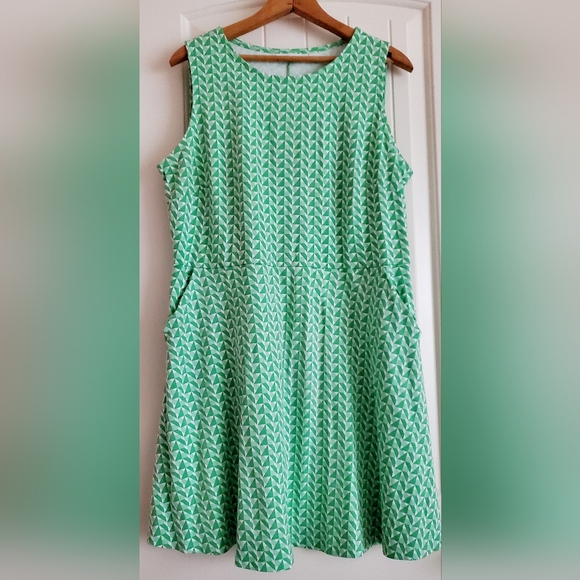 New York & Company Dresses & Skirts - New York & Company green and white geometric print tank dress